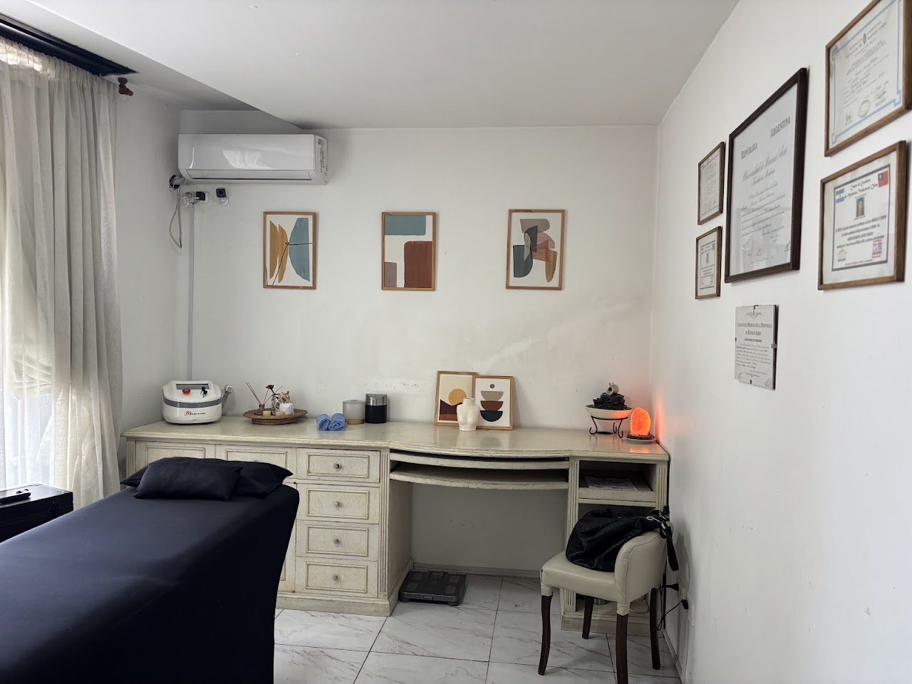 Box de tratamiento con matriculación profesional en pared