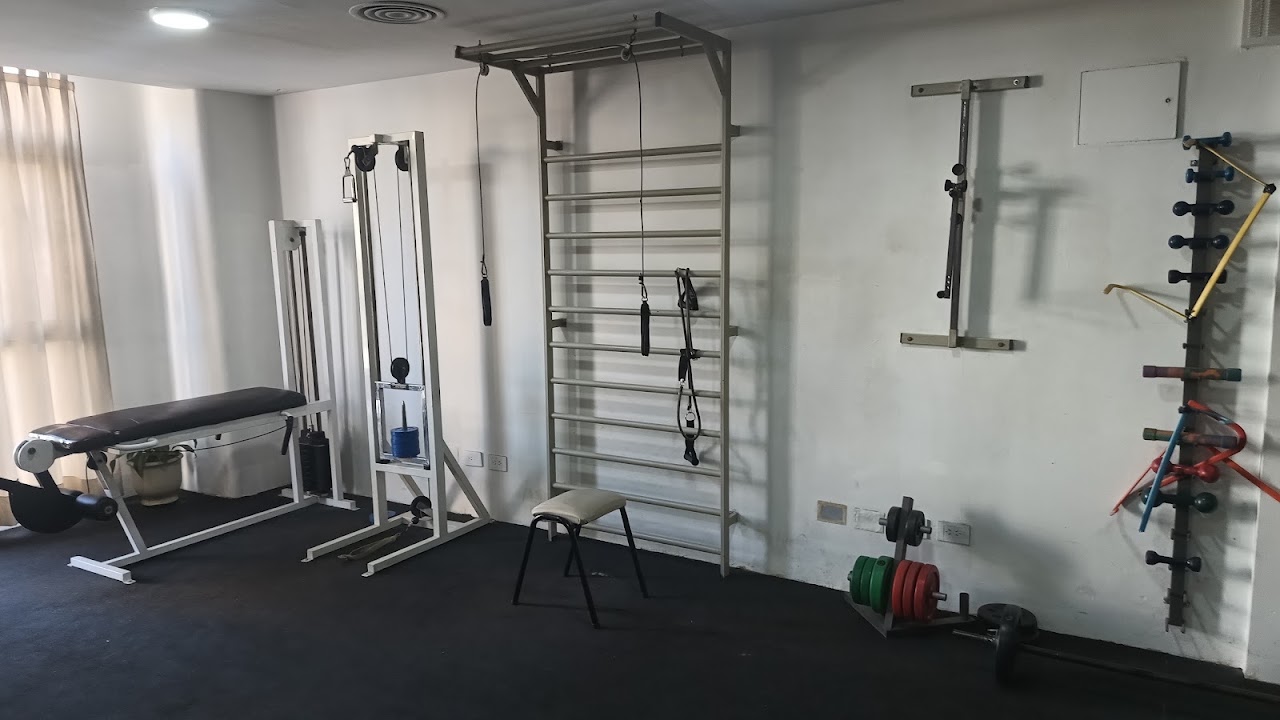 Gimnasio de rehabilitación funcional con espaldera y poleas